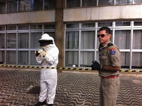 Bombeiros isolam calçada em frente  a uma agência bancária no centro de Maringá